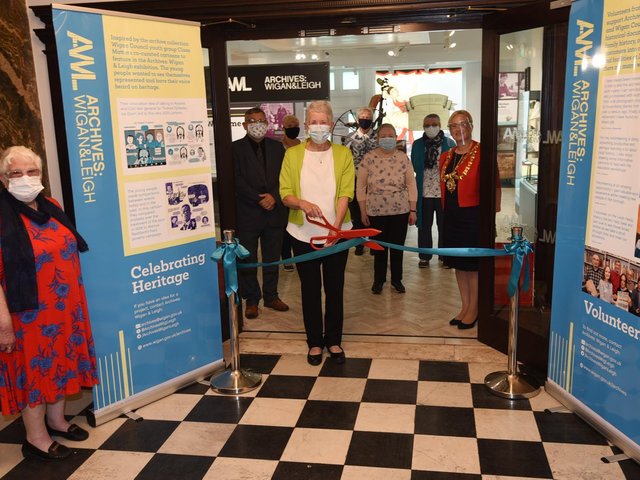 Opening Lilian Lockwood from the U3A quilters group cuts the ribbon at Leigh Town Hall from Wigan Today report QVNIMTIxMzAwMzM4 JPG